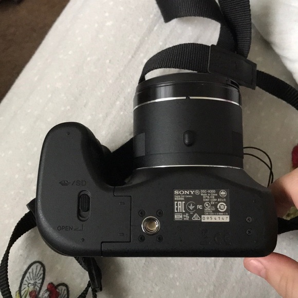 Sony cybershot Camera - Picture 4 of 7